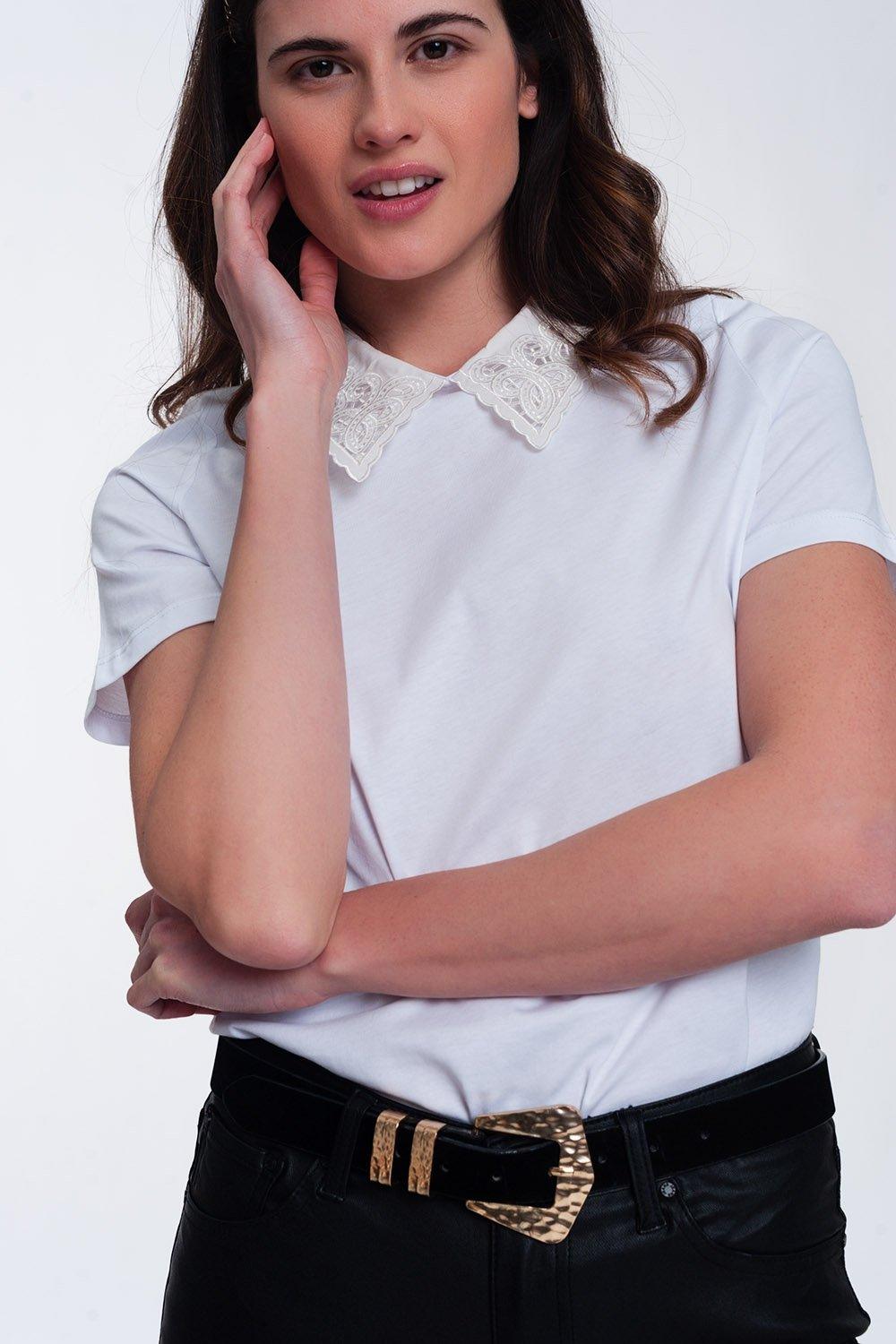 T-Shirt With Collar Detail in White - PRAYANS