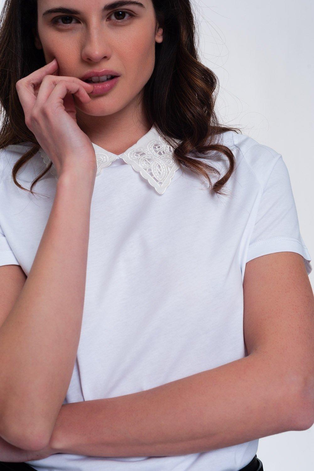 T-Shirt With Collar Detail in White - PRAYANS