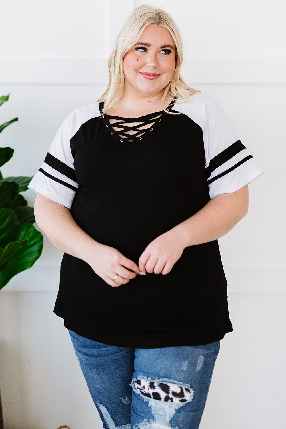 Plus Size Contrast Crisscross Tee Shirt - PRAYANS